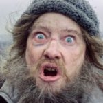 Бомж у павильона